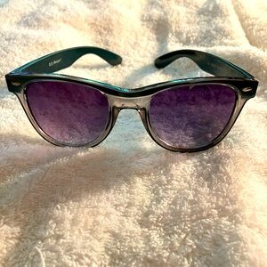 AJ Morgan Two Tone Sunglasses with Stylish Purple frames.